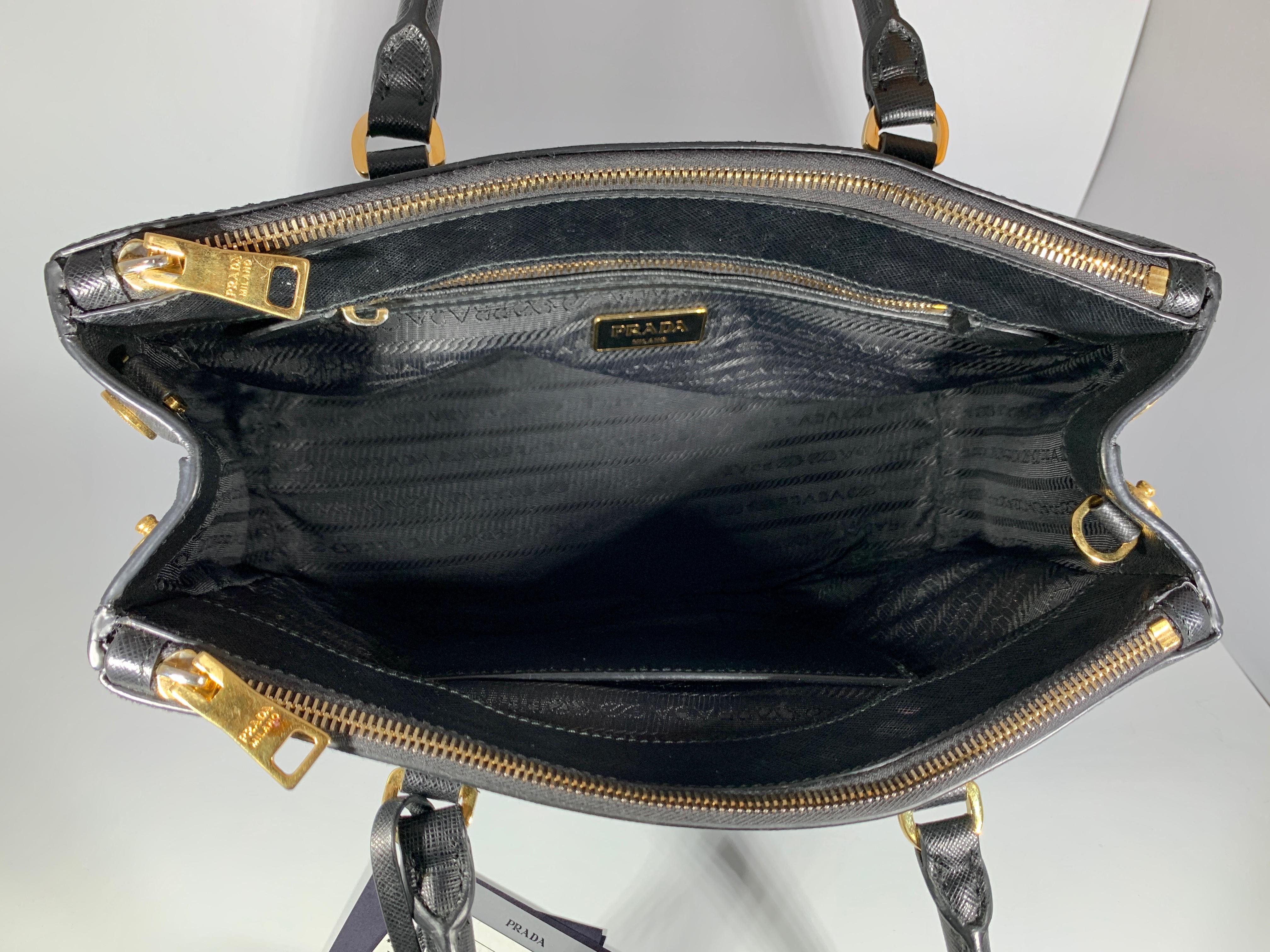 Prada Saffiano Medium Executive Tote Bag, Black (Nero), Double Zip Tote Bag  For Sale at 1stDibs